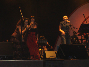 Ceumar, Uxía e Mercedes Peón cantando 'Paralá'