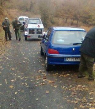 Os cazadores aparcan o coche e recollen a presa / Foto: matarpormatarnon.org