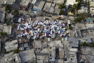 Vista aérea dun campamento improvisado de tendas entre os cascallos