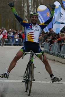 Hermida, chegando á meta no Campionato Estatal de Ciclicrós