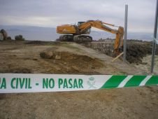 Unha imaxe das obras, cunha banda da garda civil que prohíbe o paso