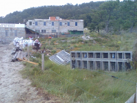 Material de obra sobre dunas protexidas