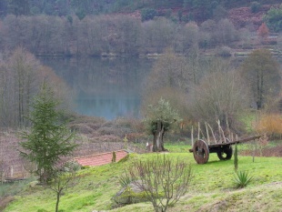 Unha imaxe do río Arnoia no seu paso por unha aldea do concello