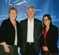 Nelly Maes, Ian Hugdton e Ana Miranda, na Eurocámara